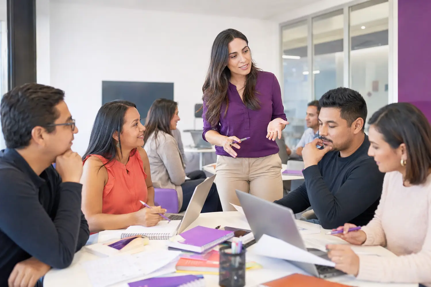 Profesionales participando en una capacitación especializada de IdiomaLab